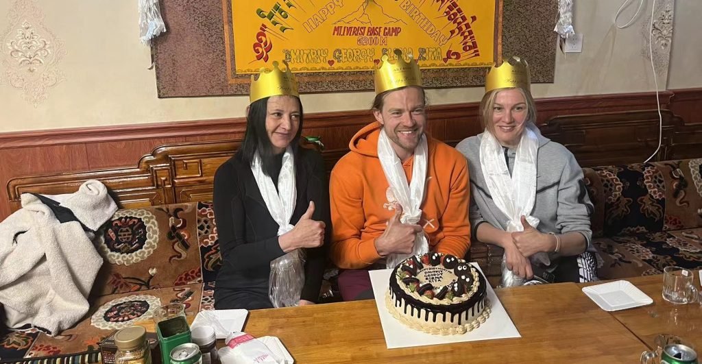 Tourists celebrate their birthdays in Tibet