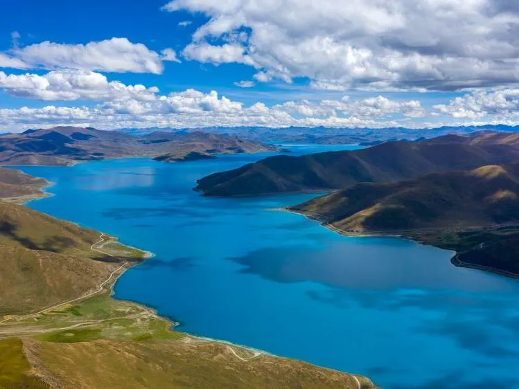 Yamdroktso Lake