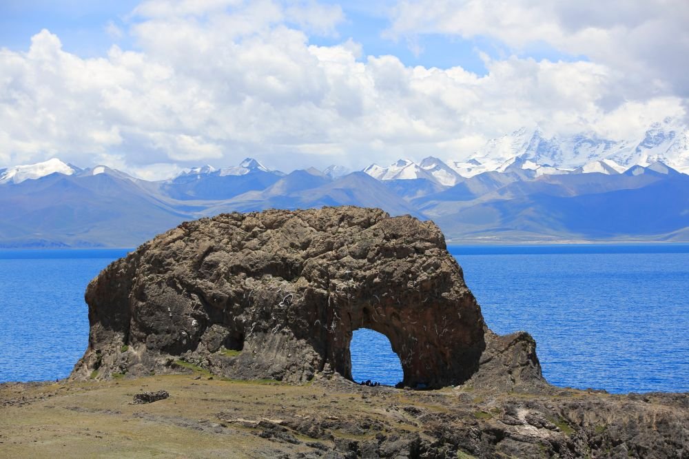 Rock arch by Namtso Lake