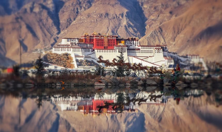 Explore the Enchanting Lhasa Tibetan Lifestyle