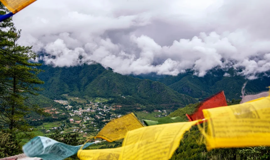Stunning view showcasing plateau in tibet's natural beauty.