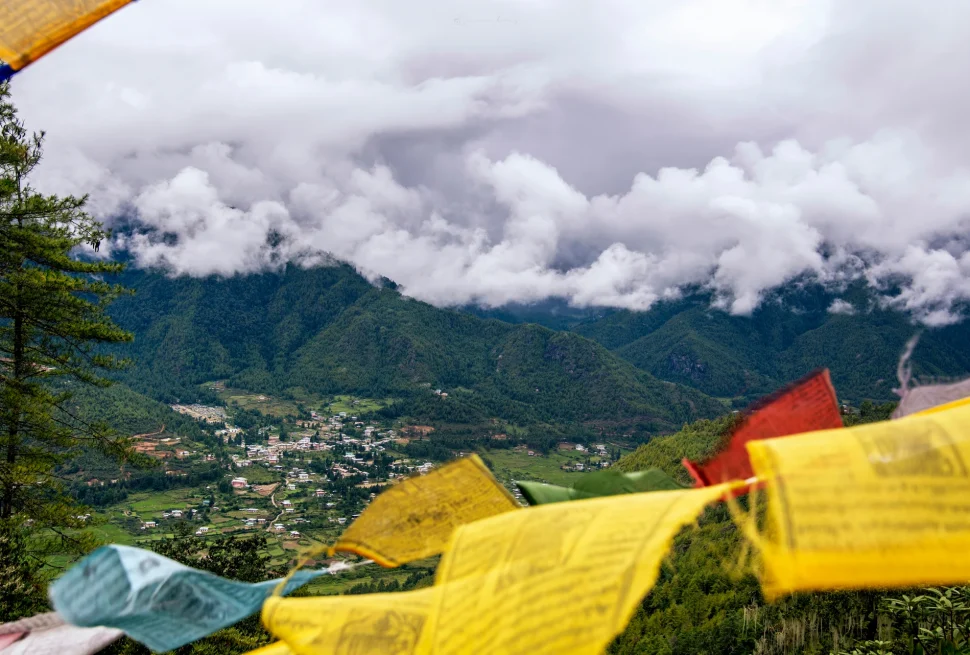 Stunning view showcasing plateau in tibet's natural beauty.