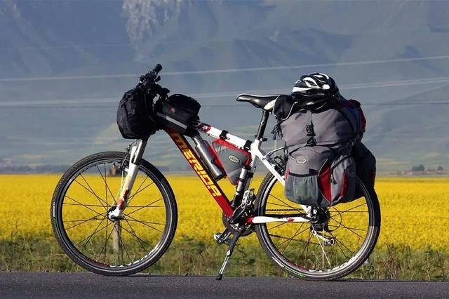 CYCLING ALONG THE FRIENDSHIP HIGHWAY