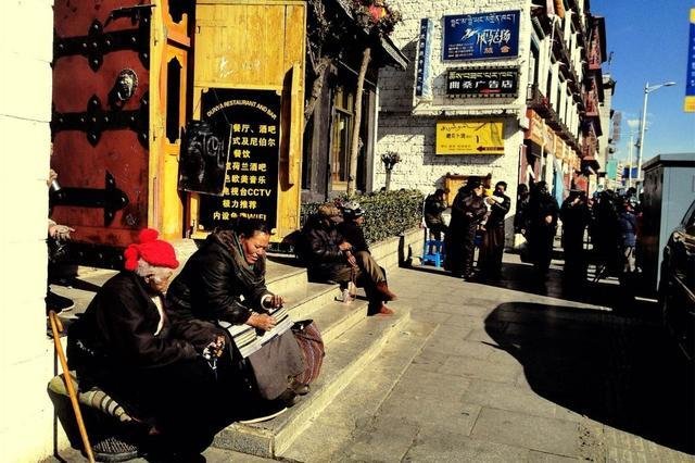 SUNBATHING ON THE STREETS OF LHASA